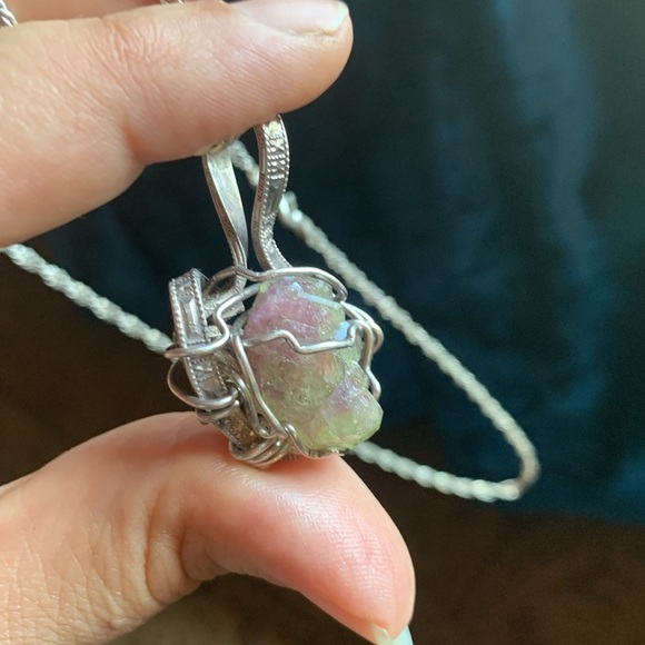 RARE Vesuvianite and Sterling Silver Pendant - Picture 4 of 4